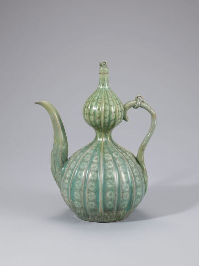 Brocca in celadon Goryeo verde-azzurra a forma di doppia zucca con crisantemi intarsiati