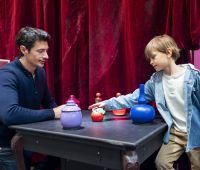 Bambini e adulti visitano la mostra Fairy Tales tra fiabe, magia e installazioni interattive