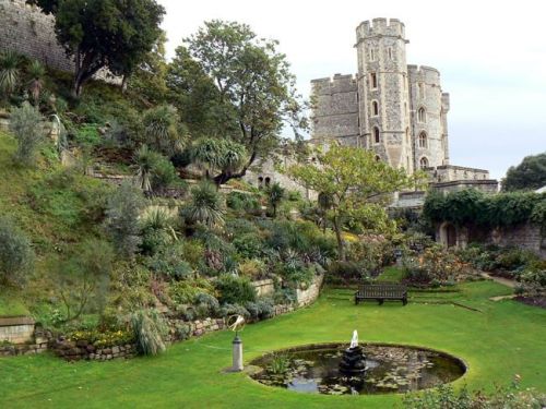 I giardini terrazzati del Castello di Windsor, sotto una delle torri