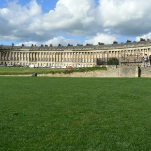 Una vista sul Royal Crescent, maestosa struttura semicircolare di case a schiera costruite tra il 1767 e il 1775.
