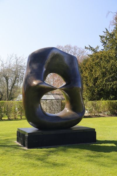 Henry Moore: Oval with Points 1968-70.