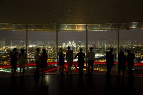 La vista notturna sullo skyline di Londra dalla piattaforma panoramica dell'Orbit