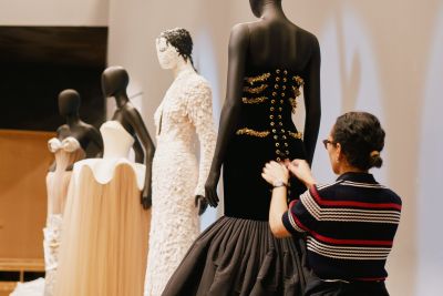 Abiti iconici in mostra nella retrospettiva Schiapparelli al V&A di Londra