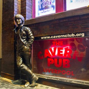 La statua di John Lennon di fronte al famoso Cavern Club su Matthew Street credit: shutterstock©littlenySTOCK
