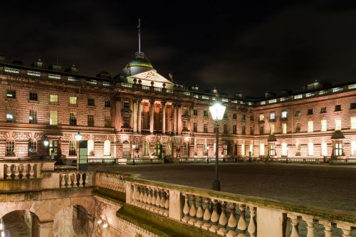 La facciata neoclassica di Somerset House illuminata di notte, vista dal cortile