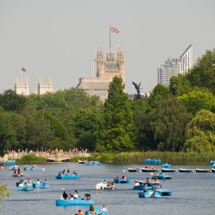 yde Park: giornata estiva al Serpentine Lake, con sullo sfondo Palace of Westminster
