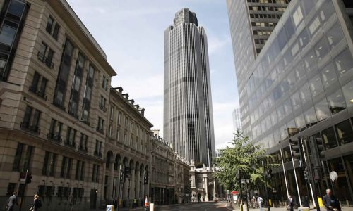 La Tower 42 vista dalla strada, nella City di Londra, con il suo profilo cilindrico scanalato
