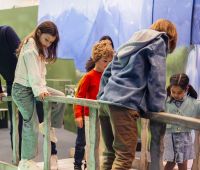 Famiglie in visita alla mostra Fairy Tales alla British Library di Londra