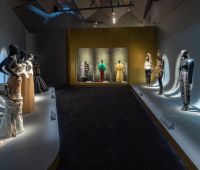 Manichini con abiti Schiapparelli nella mostra di Londra al Victoria and Albert Museum