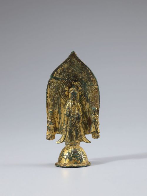 Triade di bodhisattva in bronzo dorato con un'unica aureola a forma di fiamma, Corea, 500-600 d.C.