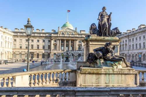 Il cortile di Somerset House con le fontane e il monumento bronzeo a Giorgio III