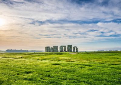 Una vista maestosa di Stonehe.nge che si erge contro l'orizzonte