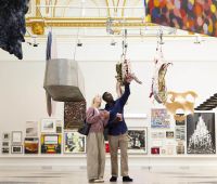 Installation view Summer Exhibition 2025 - Opere di pittura e scultura esposte nelle gallerie della Royal Academy London