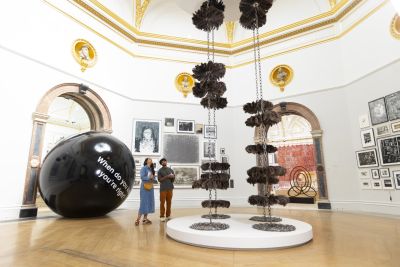 Installation view Royal Academy - Sculture e installazioni contemporanee nella Summer Exhibition 2025