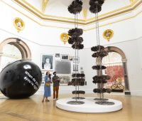 Installation view Royal Academy - Sculture e installazioni contemporanee nella Summer Exhibition 2025