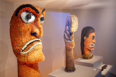 Maschere e sculture lignee raffiguranti divinità hawaiane in mostra al British Museum