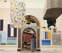 Summer Exhibition 2025 Londra - Vista delle opere appese alle pareti delle storiche sale settecentesche