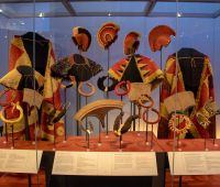 Featherwork & ornaments on display that evoke a gathering of ali‘i (chiefs) © The Trustees of the British Museum, Photo by MKH