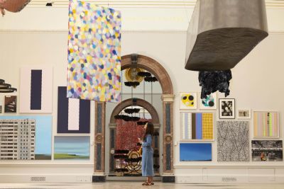 Summer Exhibition 2025 Londra - Vista delle opere appese alle pareti delle storiche sale settecentesche
