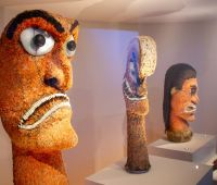 Maschere e sculture lignee raffiguranti divinità hawaiane in mostra al British Museum