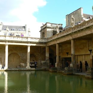 Le Terme romane di Bath, con la loro architettura classica e l'acqua termale calda.