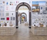 Royal Academy Summer Exhibition 2025 - Sala espositiva con mix di dipinti contemporanei e installazioni artistiche