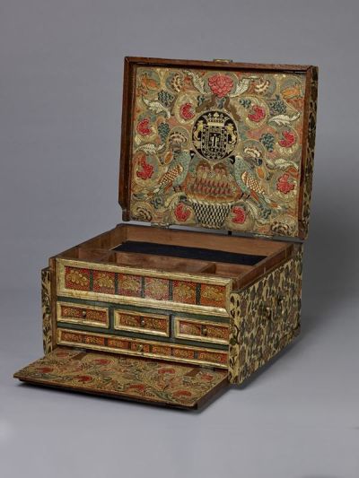 Key 69: Portable writing desk, Pasto, Colombia, c. 1684 Barniz de Pasto lacquer on wood, 19 x 36 x 30.5 cm On loan from The Hispanic Society of America, New York, NY