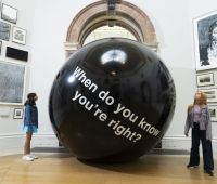 Summer Exhibition 2025 Royal Academy - Vista generale delle opere d'arte contemporanea nelle sale di Burlington House