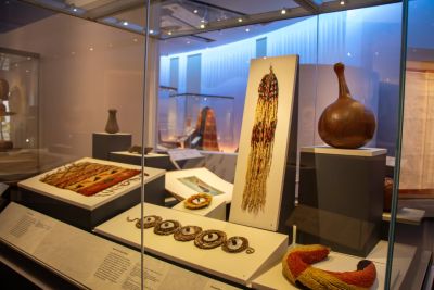 Display of mea kupuna (ancestral treasures) © The Trustees of the British Museum, Photo by MKH