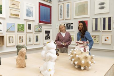Installation view Summer Exhibition 2025 - Mix di tecniche artistiche: dipinti, sculture e fotografie contemporanee