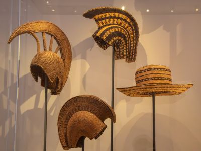 Display of a mahiole (helmet) and pāpale (hat) © The Trustees of the British Museum, Photo by MKH