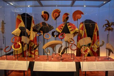Featherwork & ornaments on display that evoke a gathering of ali‘i (chiefs) © The Trustees of the British Museum, Photo by MKH
